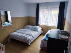 ブワディスワボボにあるWilla Zefirekのベッドルーム1室(ベッド2台、シンク、鏡付)