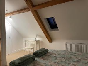 um quarto com uma cama e uma televisão na parede em Roundhill New Forest em Fordingbridge