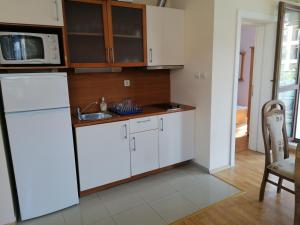 A kitchen or kitchenette at Quiet 1 bed sunny beach