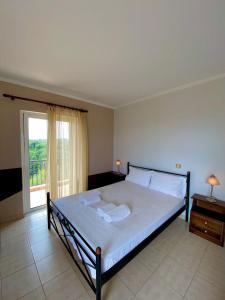 um quarto com uma cama com duas toalhas em ΑΓΝΑΝΤΙΟ em Liyiá