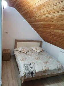 سرير أو أسرّة في غرفة في Vila Aslam