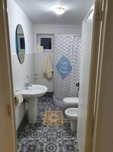 Ένα μπάνιο στο Vila Aslam