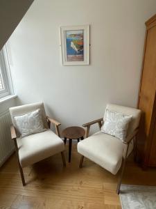 two chairs and a table in a room at Beach Lodge in Bournemouth