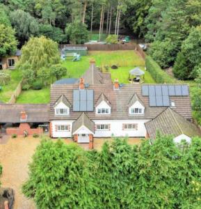 una vista aérea de una casa grande con muchas ventanas en Hen & Stag Retreat Weekend Stay Sleeps 10 to 30 en Thetford