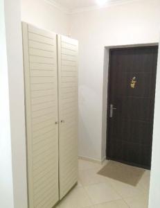una stanza con due armadi bianchi e una porta nera di Апартаменти студія a Truskavec'