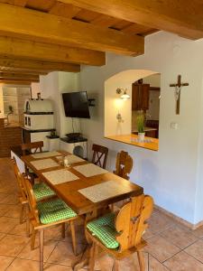 Kuchyňa alebo kuchynka v ubytovaní Apartmán u potoka