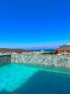 Bazén v ubytování Nova Butik Hotel Çeşme nebo v jeho okolí