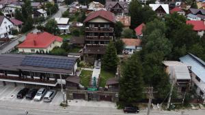 uma cidade com uma casa com um telhado solar em Pensiunea Noni em Azuga
