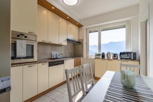 Cucina o angolo cottura di Belvedere Apartment Walking Distance from Train Station