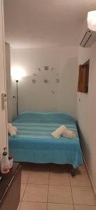 シラクーサにあるRoom Calafatariのベッドルーム1室(青い毛布付きのベッド1台付)