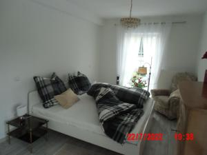 un soggiorno con divano e finestra di Charmantes Loft Appartement a Haan