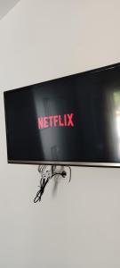 TV a/nebo společenská místnost v ubytování Ninemia Apartment