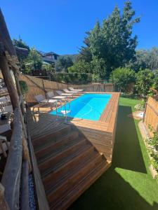 - une piscine avec une terrasse en bois et une piscine dans l'établissement Sorrento nature & spa, à Sorrente