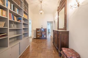 Knihovna v apartmánu
