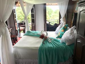 Bett in einem Zimmer mit Fenster in der Unterkunft Pousada Alto Astral in Olinda
