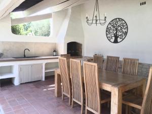 Η κουζίνα ή μικρή κουζίνα στο la maison des Olivettes