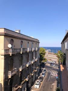 vista su un edificio con auto parcheggiate su una strada di Storico17 a Catania Altre 94 foto