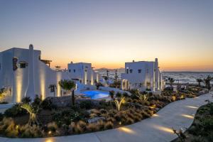 een weergave van een hotel op het strand bij zonsondergang bij Blue Pearls-Adults Only Luxury Suites in Kos-stad