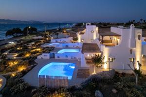 Bazén v ubytovaní Blue Pearls-Adults Only Luxury Suites alebo v jeho blízkosti