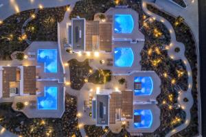 Bazén v ubytovaní Blue Pearls-Adults Only Luxury Suites alebo v jeho blízkosti