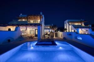 Bazén v ubytovaní Blue Pearls-Adults Only Luxury Suites alebo v jeho blízkosti