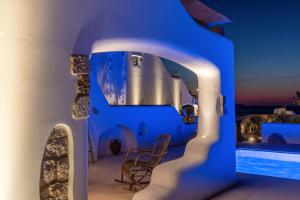 Bazén v ubytovaní Blue Pearls-Adults Only Luxury Suites alebo v jeho blízkosti