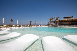 Bazén v ubytovaní Blue Pearls-Adults Only Luxury Suites alebo v jeho blízkosti