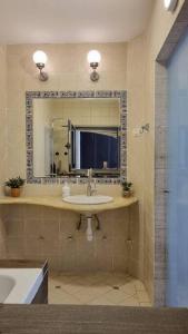 Ảnh trong thư viện ảnh của Tel Aviv North /Large Apartment w/ Pool,Spa&Gym ở Tel Aviv