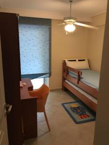 ルートラキにある'Ομορφο διαμέρισμα σε πολυκατοικία στο Loutrakiのベッドルーム1室(ベッド1台、デスク、椅子付)