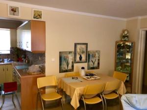 ルートラキにある'Ομορφο διαμέρισμα σε πολυκατοικία στο Loutrakiのキッチン(テーブル、黄色い椅子付)