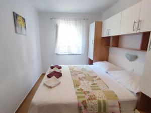 1 dormitorio con 1 cama con edredón en Apartments Marta en Seline