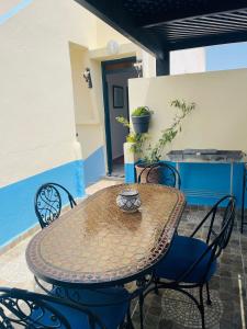 una mesa y sillas en un patio en Chez abdelilah, en Oualidia