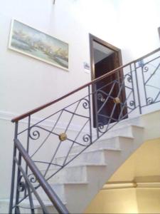 une rampe d'escalier avec porte dans un escalier dans l'établissement Palermo centro Zoe, à Palerme