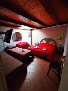 - une chambre avec 2 lits et une table dans l'établissement Palermo centro Zoe, à Palerme