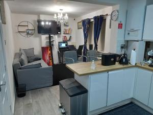 Kuchyň nebo kuchyňský kout v ubytování Cozzy Accommodation