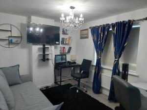 TV a/nebo společenská místnost v ubytování Cozzy Accommodation
