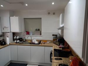 Kuchyň nebo kuchyňský kout v ubytování Cozzy Accommodation