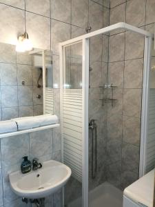y baño con lavabo y ducha. en Apartments Dalmatian Stone House, en Turanj