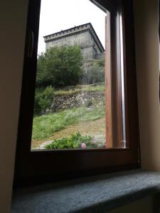 an open window with a view of a building at Al Drit in Verrès
