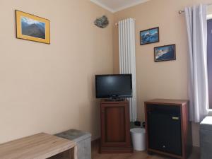 TV a/nebo společenská místnost v ubytování Al Drit