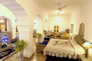 Ένα ή περισσότερα κρεβάτια σε δωμάτιο στο The Raj Palace (Small Luxury Hotels of the World)