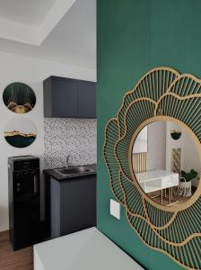 a kitchen with a mirror on the wall at Apartemen Strategis Yogyakarta in Seturan