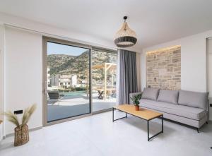 Luxury Villas Ammos in Style في ماتالا: غرفة معيشة مع أريكة وطاولة