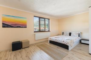 um quarto com uma cama e uma janela em Къща за гости Мечта em Yagodina