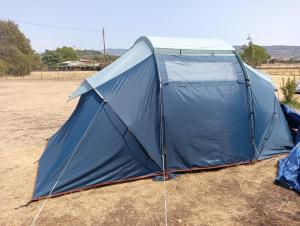 Agricampeggio Oro Verde في فيرونا: خيمة زرقاء جالسة في وسط الميدان