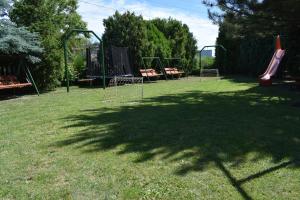 Abturist penzion في شتوروفو: حديقة مع ملعب مع زحليقة