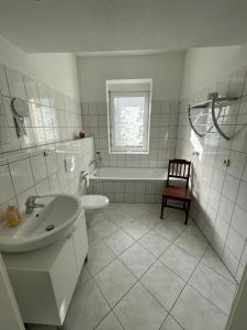 Ett badrum på Ferienhaus Helios