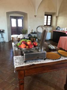 un tazón de manzanas en una mesa con una batidora en Annunciata Soul Retreat en Coccaglio