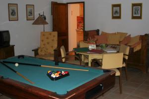 ein Wohnzimmer mit einem Billardtisch und einem Sofa in der Unterkunft Le Petit Massigny in Velluire