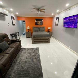 una sala de estar con una cama y un sofá en K&S luxury apartments, en Montego Bay